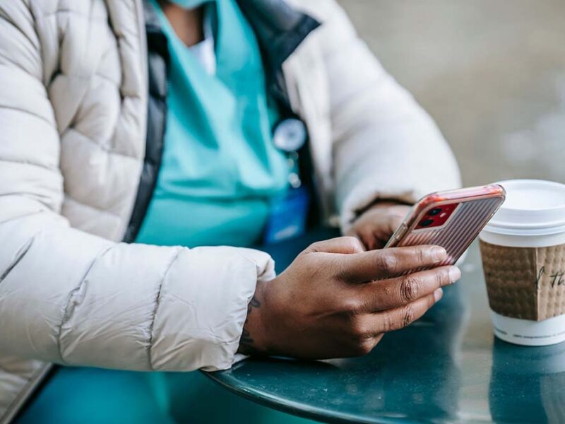 La economía de la soledad: cómo la IA se convierte en el nuevo compañero digital