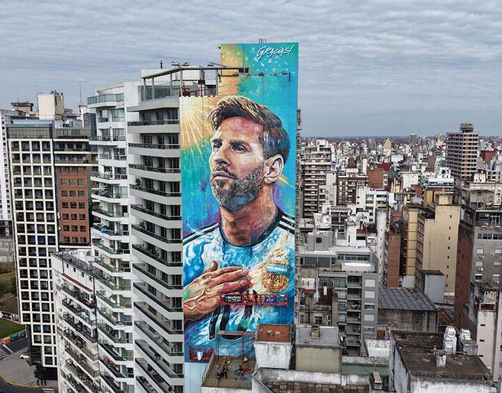 Se renueva el mural de Messi en Rosario a metros del Monumento Nacional a la Bandera: una de las postales más identitarias de la ciudad