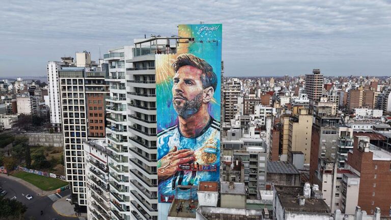 Se renueva el mural de Messi en Rosario a metros del Monumento Nacional a la Bandera: una de las postales más identitarias de la ciudad