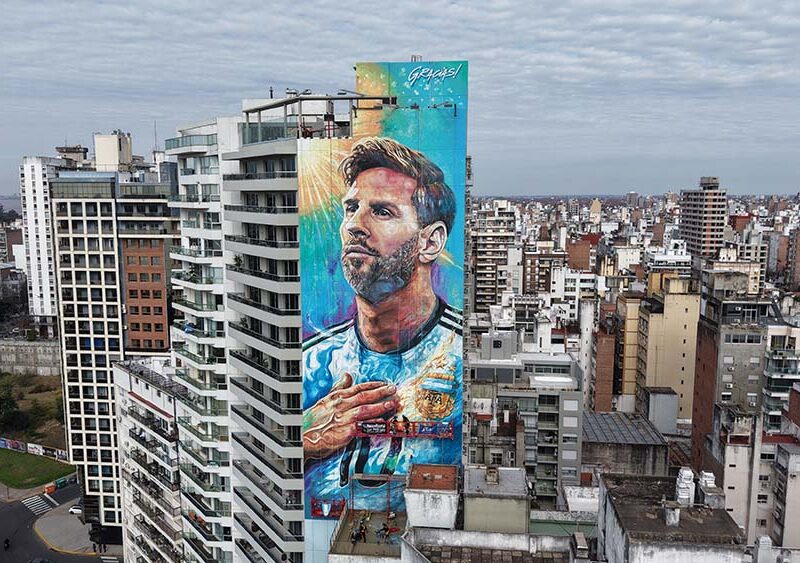 Se renueva el mural de Messi en Rosario a metros del Monumento Nacional a la Bandera: una de las postales más identitarias de la ciudad