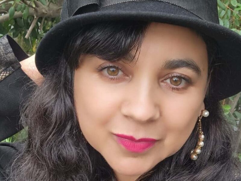 Onírica mariposa posada en la espalda de mujer desnuda
