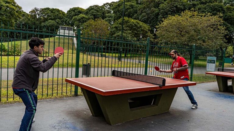 De una mesa de ping pong en Parque Patricios a federado e influencer: cómo el deporte en las plazas transforma vidas