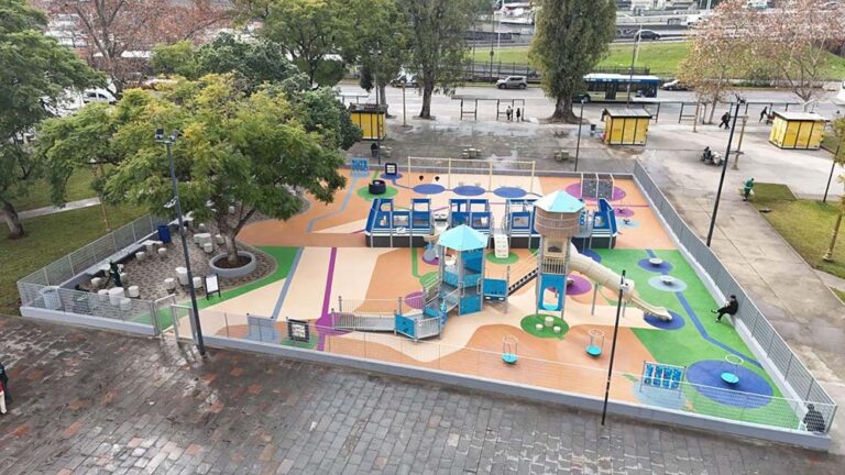 La Ciudad renovó el patio de juegos de Plaza Constitución