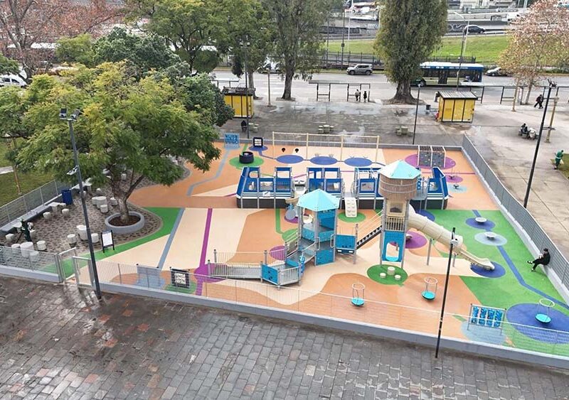 La Ciudad renovó el patio de juegos de Plaza Constitución