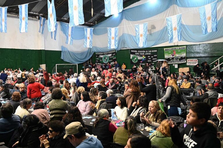 Celebración por el Día de la Independencia junto a centenares de vecinos en Troncos del Talar
