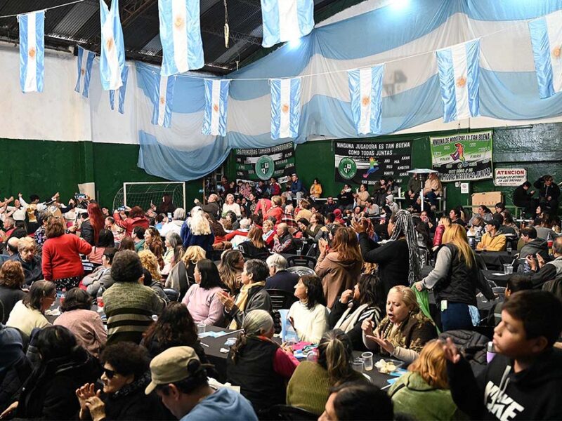 Celebración por el Día de la Independencia junto a centenares de vecinos en Troncos del Talar