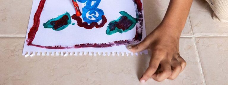 Nuevo informe revela que más de 254.000 niños y niñas viven en hogares con piso de tierra en Argentina
