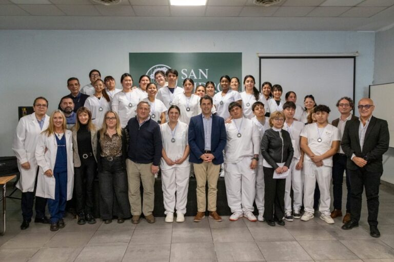 San Isidro celebró el egreso de 31 alumnos de la Escuela Municipal de Enfermería Universitaria