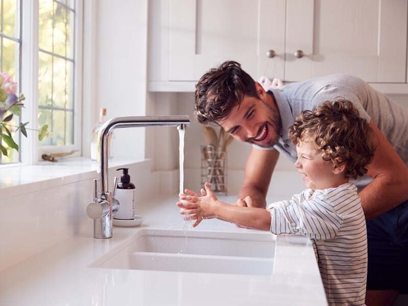 Seis consejos de Amanco Wavin para hablar con los niños sobre la importancia del cuidado del agua