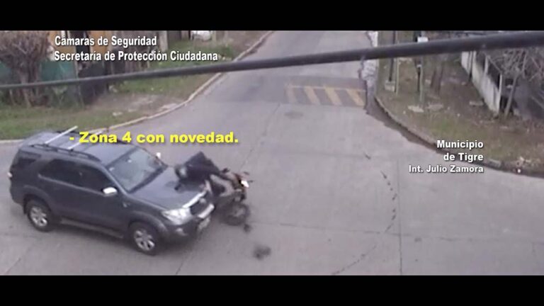 Las cámaras del COT registraron un siniestro vial entre una moto y una camioneta