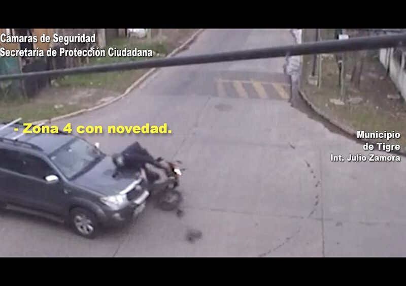Las cámaras del COT registraron un siniestro vial entre una moto y una camioneta