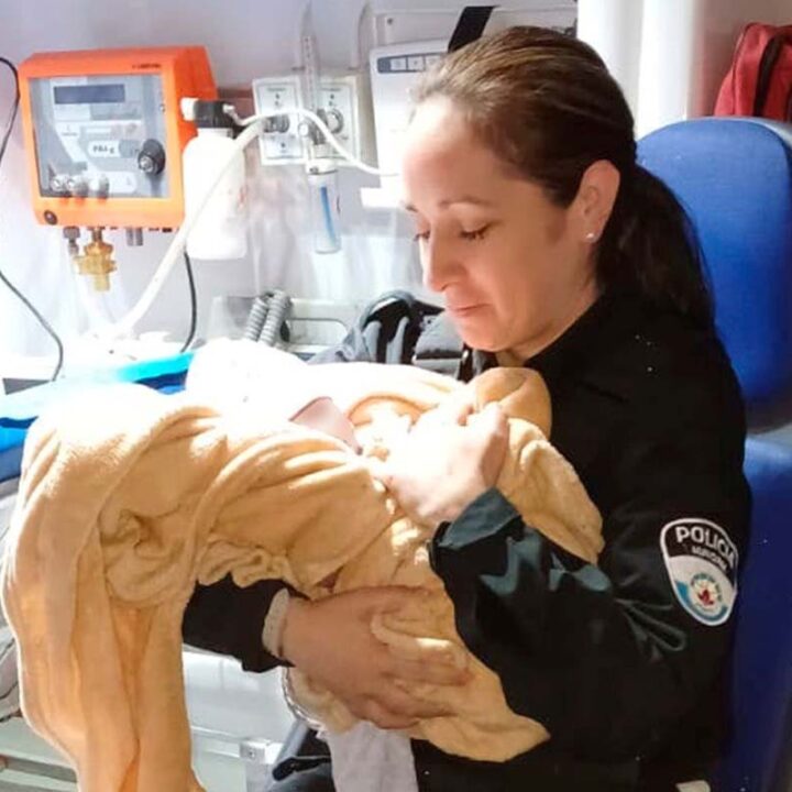 Un pedido de auxilio y una nueva vida: agentes de la Policía Municipal asisten un parto de urgencia