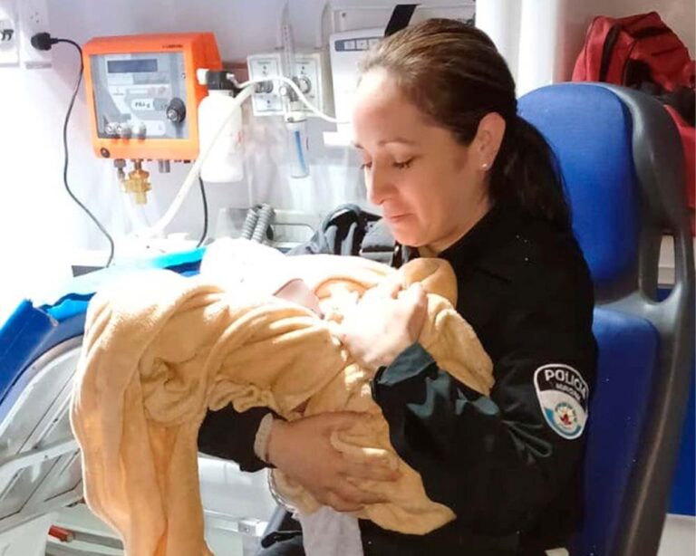 Un pedido de auxilio y una nueva vida: agentes de la Policía Municipal asisten un parto de urgencia