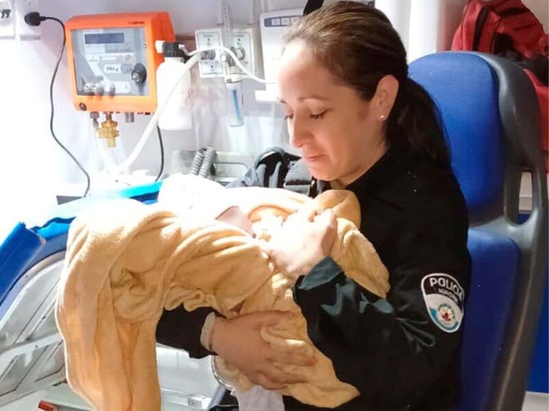 Un pedido de auxilio y una nueva vida: agentes de la Policía Municipal asisten un parto de urgencia
