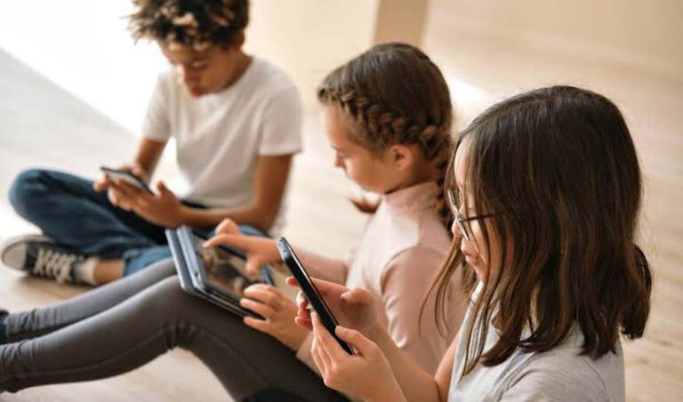 Día del Niño: cómo el chat familiar de WhatsApp se convirtió en el nuevo living de la casa