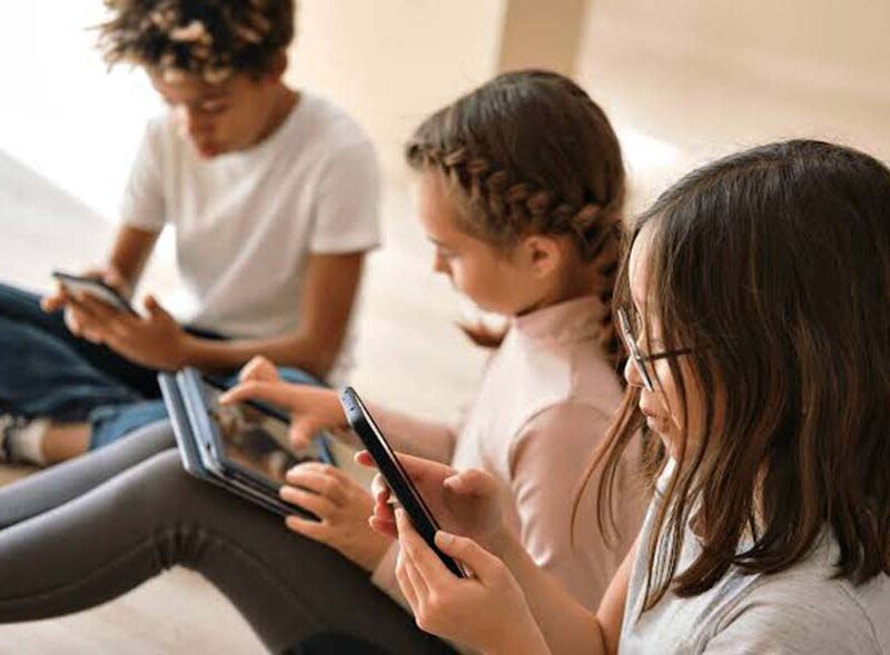 Día del Niño: cómo el chat familiar de WhatsApp se convirtió en el nuevo living de la casa