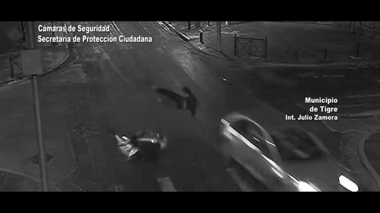 Impactante choque terminó con un motociclista volando por el aire: está fuera de peligro