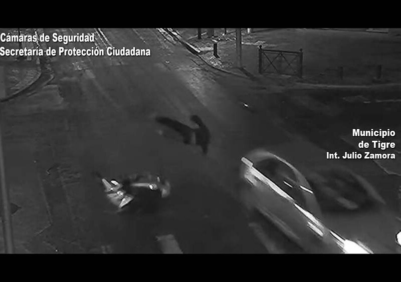 Impactante choque terminó con un motociclista volando por el aire: está fuera de peligro