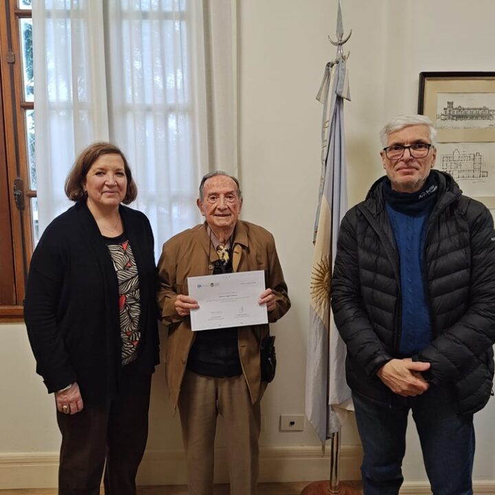 El emotivo retorno de un graduado centenario a la Facultad de Ingeniería