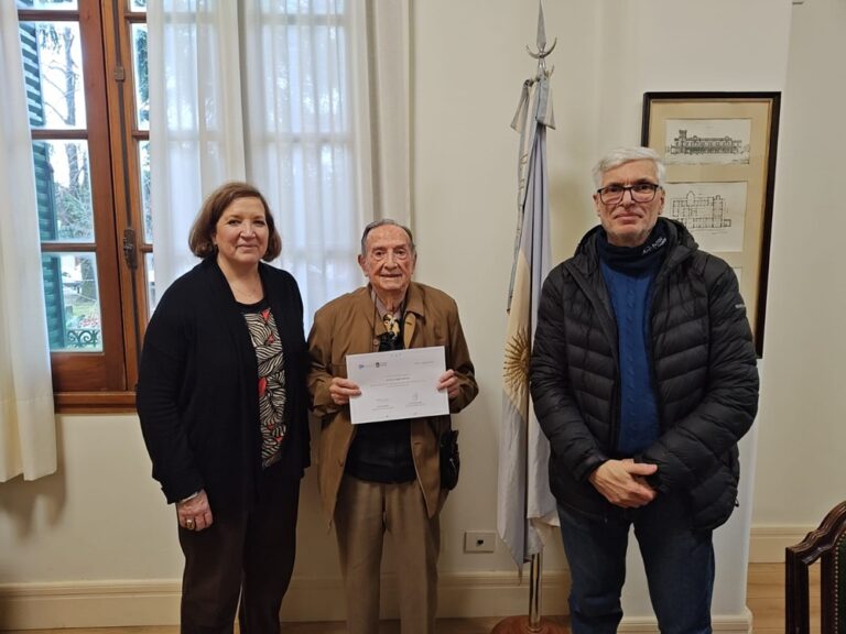 El emotivo retorno de un graduado centenario a la Facultad de Ingeniería