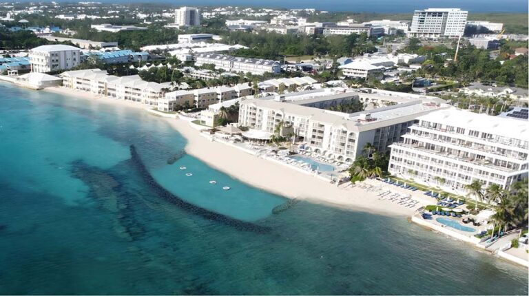 Grand Cayman Marriott Resort redefine la experiencia frente al mar con una inversión multimillonaria