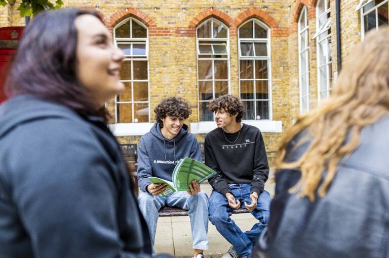 Cómo el “inglés con propósito” prepara a los adolescentes para las carreras del futuro