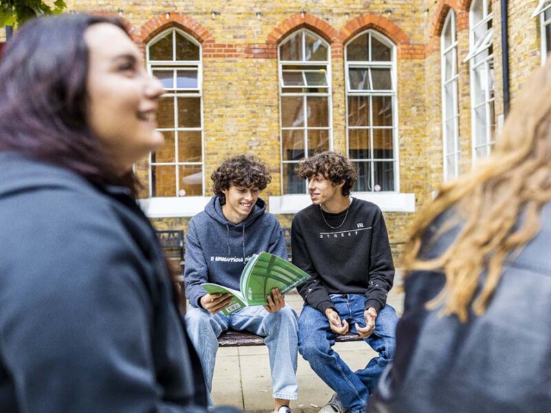 Cómo el “inglés con propósito” prepara a los adolescentes para las carreras del futuro