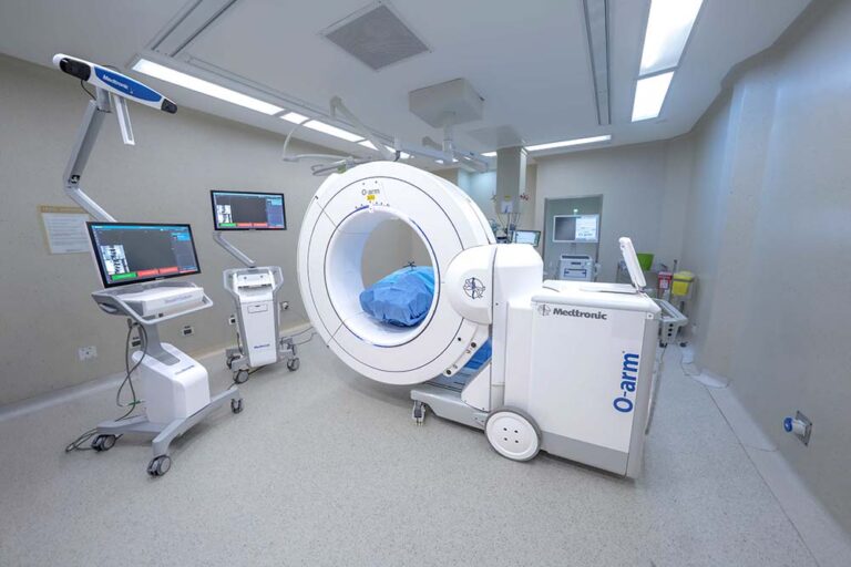 Así funciona el “GPS” que ayuda a realizar cirugías de columna y cerebro con mayor precisión
