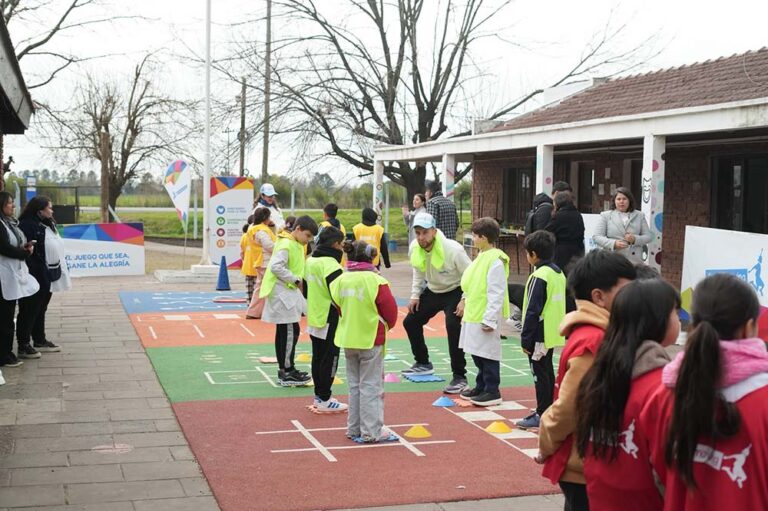 La Escuela Primaria N° 8 de Exaltación de la Cruz disfrutó de su nuevo patio Joy of moving en una jornada lúdica