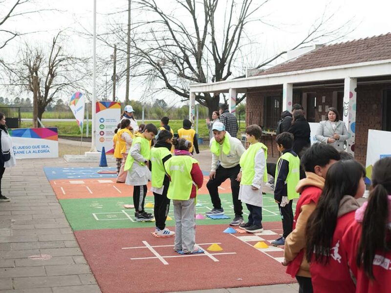 La Escuela Primaria N° 8 de Exaltación de la Cruz disfrutó de su nuevo patio Joy of moving en una jornada lúdica