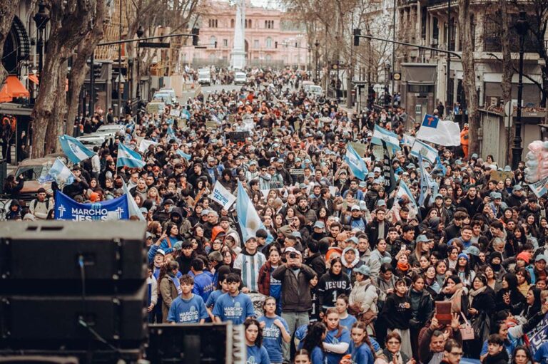 Una multitud colmó ayer las calles porteñas en una histórica edición de “Marcho por Jesús”