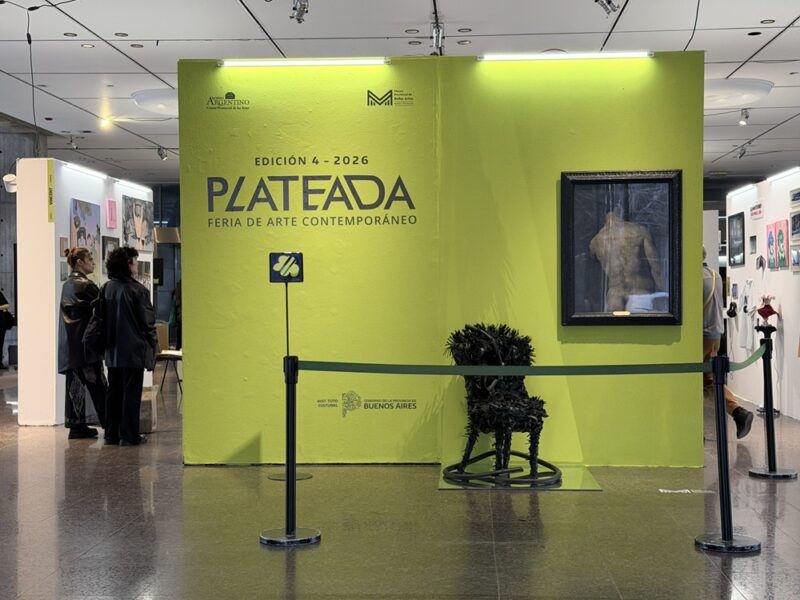 Con numerosa cantidad de público y personalidades del arte, comenzó Plateada 2026