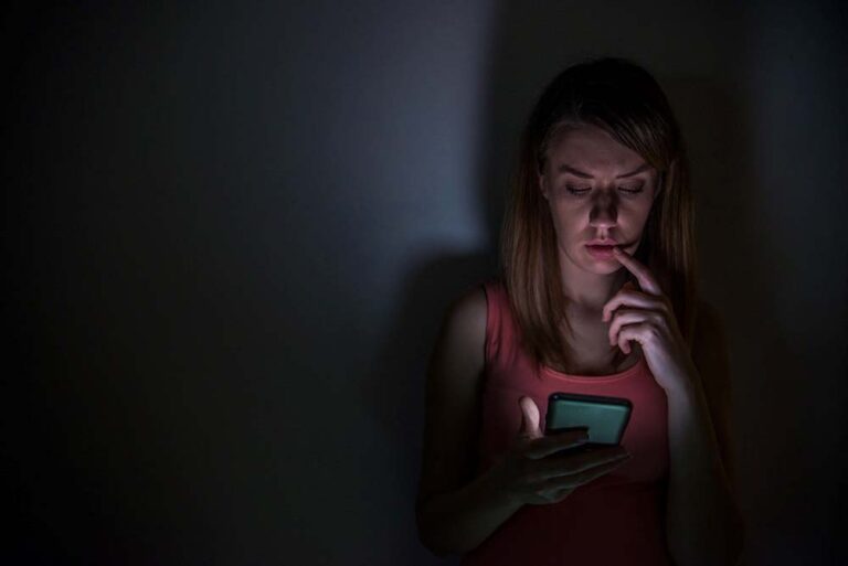 Señales para detectar la nomofobia: cuándo la dependencia al celular se convierte en un problema