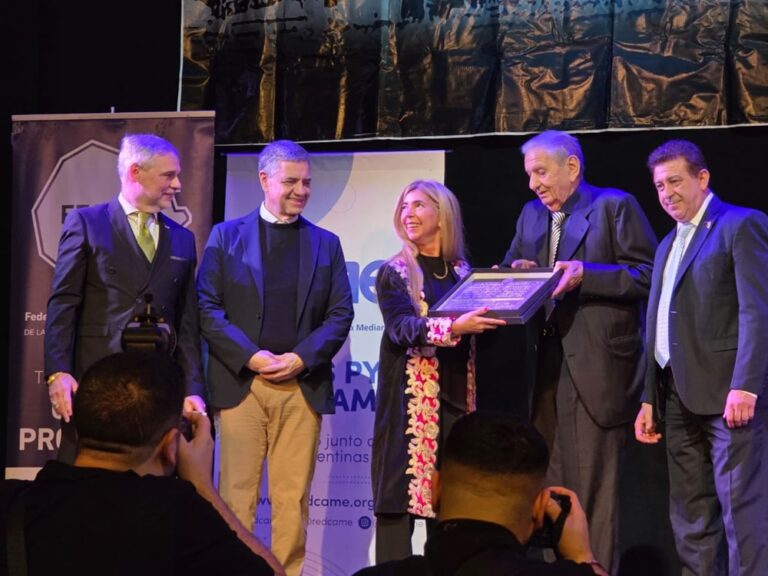 El Teatro Ópera celebró sus 90 años y sumó una nueva placa a su fachada