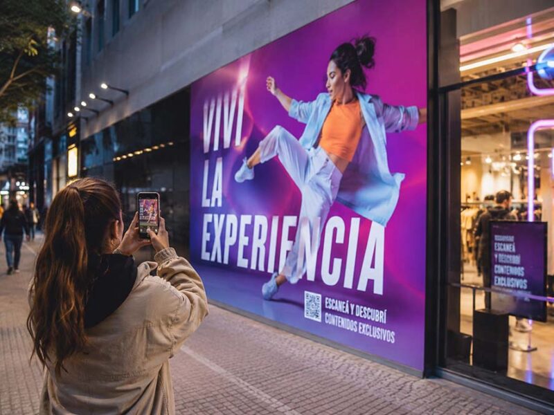 Phygital: la tendencia que convierte paredes y vidrieras en experiencias digitales