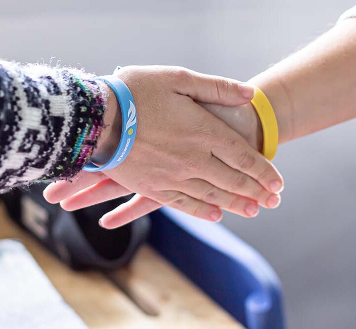 Una pulsera que se comparte para que se multipliquen las oportunidades educativas