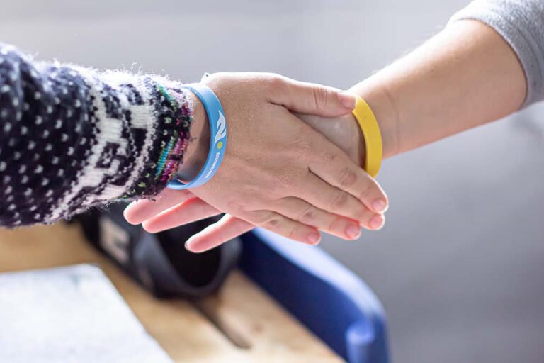 Una pulsera que se comparte para que se multipliquen las oportunidades educativas