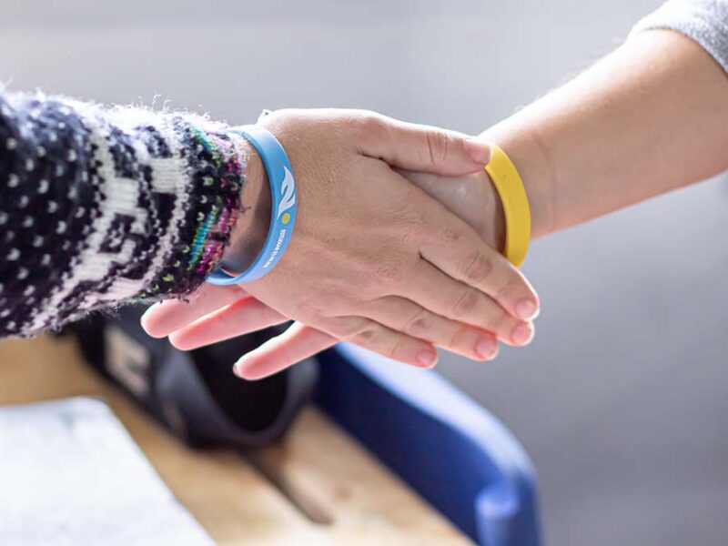 Una pulsera que se comparte para que se multipliquen las oportunidades educativas