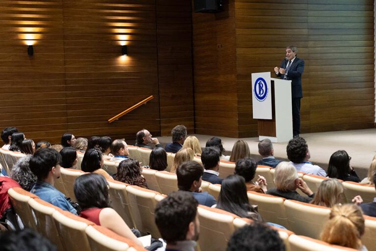 Fernán Quirós disertó sobre salud física, mental y determinantes sociales en su masterclass como Profesor Invitado de Fundación Barceló