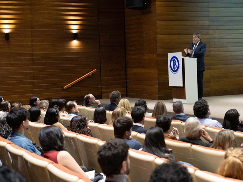 Fernán Quirós disertó sobre salud física, mental y determinantes sociales en su masterclass como Profesor Invitado de Fundación Barceló