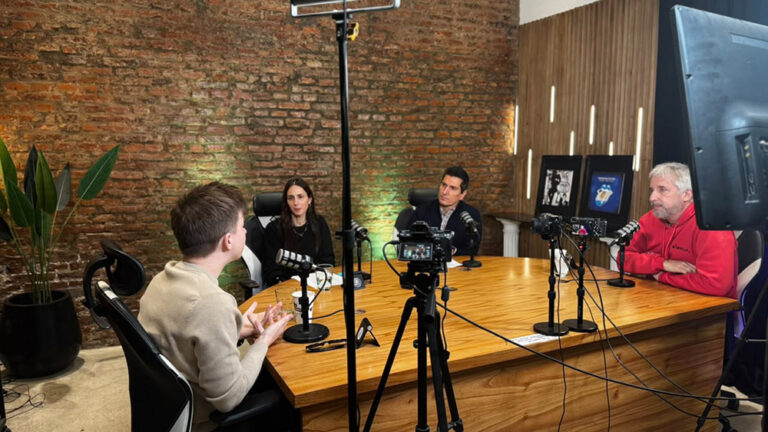 Tecnología, inclusión y comunidad: Mateo Salvatto y Fernando Polack debaten sobre las nuevas formas de generar impacto en el estreno de “Buscadores”