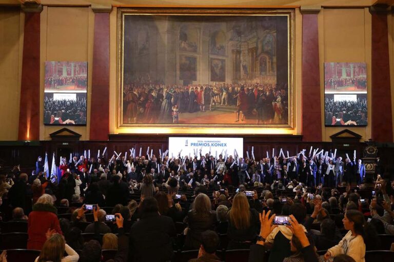 100 personalidades destacadas de las humanidades argentinas recibieron su Diploma al Mérito