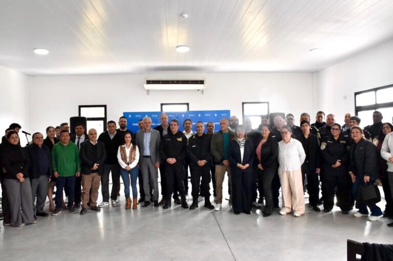 Reconocimiento a las fuerzas de seguridad de Berisso en el marco del programa ‘Iglesia Presente’ que impulsa la alianza
