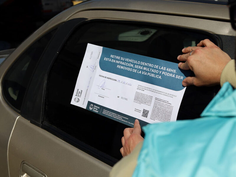 Cómo solicitar la remoción de un auto abandonado en la vía pública