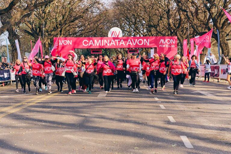 20 años de marea rosa: la Caminata Avon reunió a más de 12.500 personas por la detección temprana del cáncer de mama