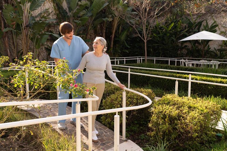Alzheimer: las señales que suelen confundirse con “cosas de la edad” y el error de hacer todo por la persona