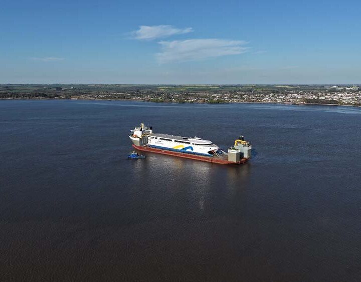 Uruguay recibe al China Zorrilla: el ferry 100% eléctrico más grande del mundo ya está en el Río de la Plata