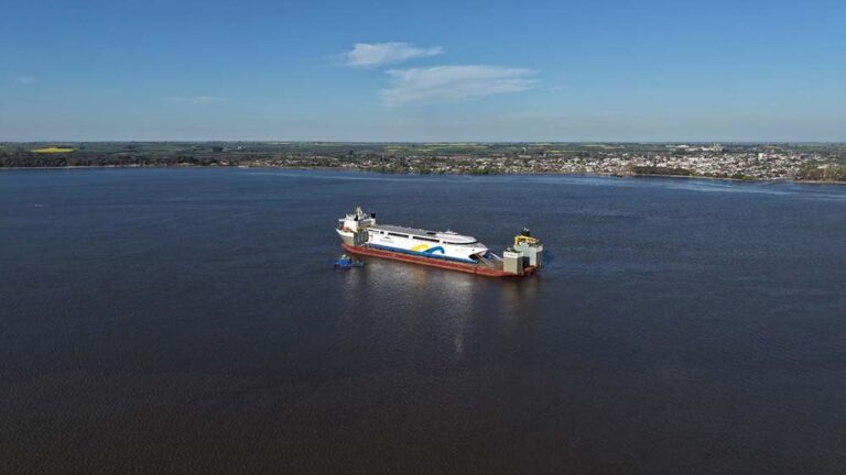 Uruguay recibe al China Zorrilla: el ferry 100% eléctrico más grande del mundo ya está en el Río de la Plata