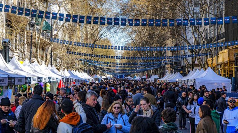BA Celebra a las Colectividades reunió a más de 100 mil personas en la Avenida de Mayo