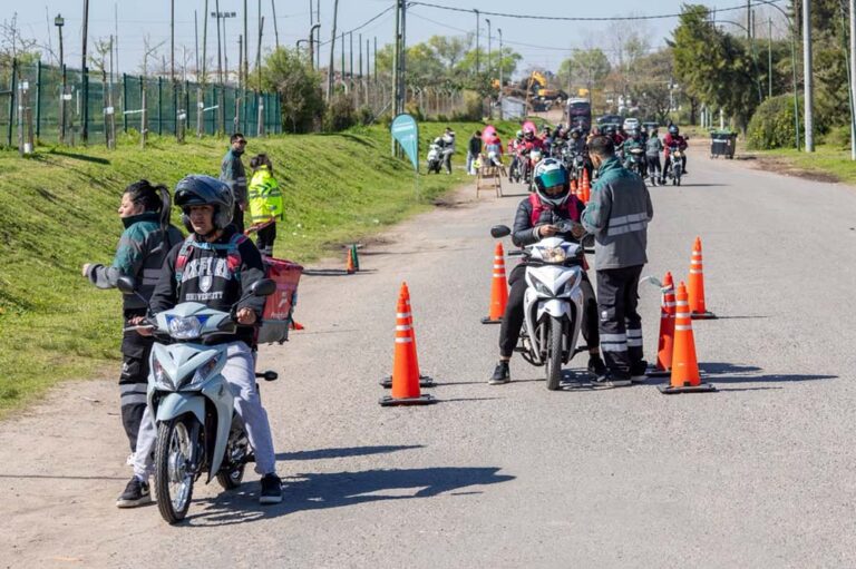 San Isidro realizó una jornada de conducción segura para repartidores locales
